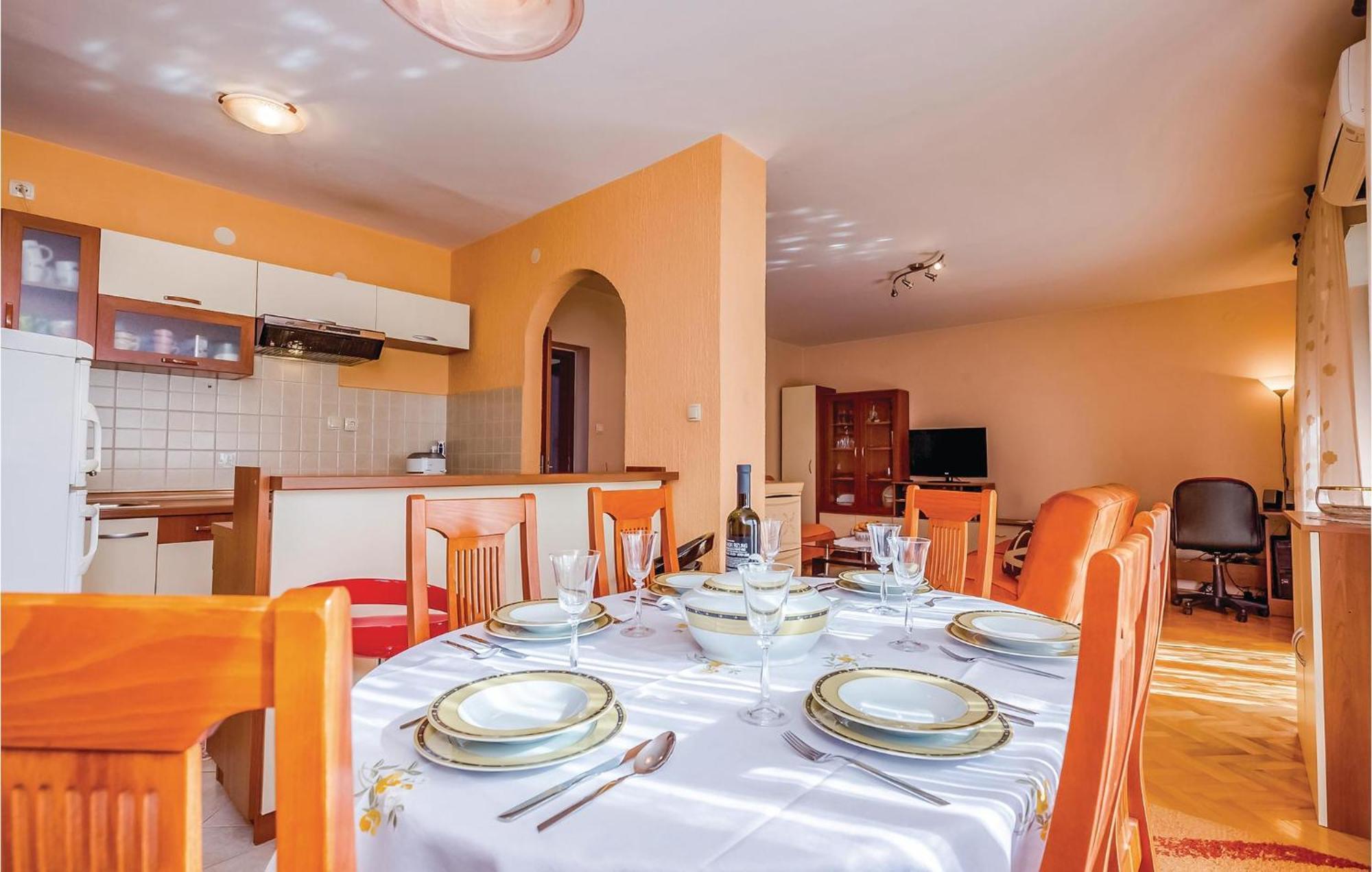 Beautiful Apartment In Novi Vinodolski Exterior photo